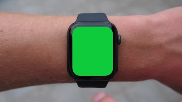 Single Tapping een groen scherm Smartwatch — Stockvideo