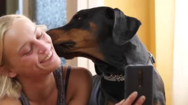 Pretty Woman Köpeğiyle Selfie Çekiyor