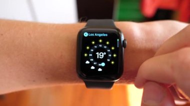 Los Angeles - 4 Ağustos 2020: Apple Watch 5 'te Hava Durumu İzleniyor