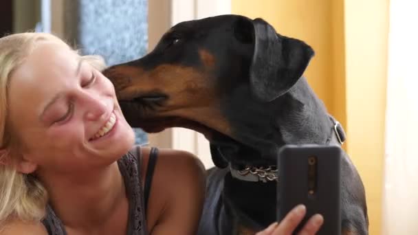 Mooie vrouw neemt een selfie met haar hond — Stockvideo