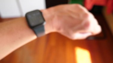 Los Angeles - 4 Ağustos 2020: Apple Watch 5 'teki Saate Bakma