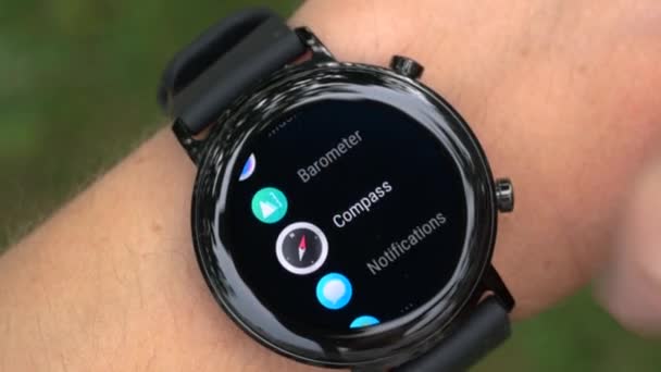 Los Angeles - Agustus 2020: Menggunakan Kompas pada Smartwatch — Stok Video
