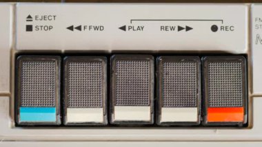 Retro Kaset Oynatıcıda Çal düğmesine basılıyor