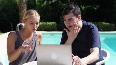 Kadın ve Erkek Bağımsızlar Havuzda Çalışıyor