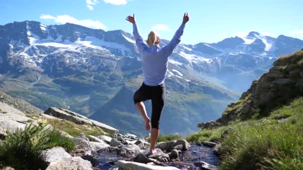 Kobieta uprawiająca jogę w górach — Wideo stockowe