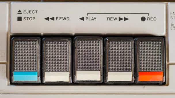 Premendo il pulsante Play su un lettore di cassette retrò — Video Stock