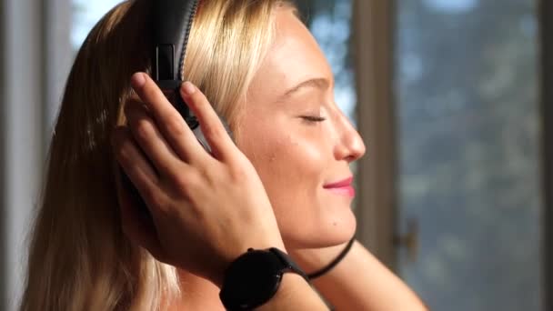 Pretty Woman escuchando música desde un reloj inteligente — Vídeo de stock
