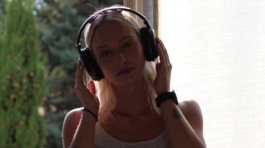 Pretty Woman Smartwatch 'tan Müzik Dinliyor ve Dansa Davet Ediyor