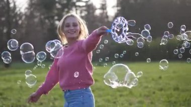 Mutlu Kadın Gün Batımında Doğada Baloncuk Yapıyor