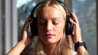 Pretty Woman Bir Smartwatch 'tan Müzik Dinliyor