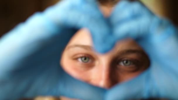 Mujer italiana con guantes haciendo forma de corazón en el momento del Coronavirus — Vídeo de stock