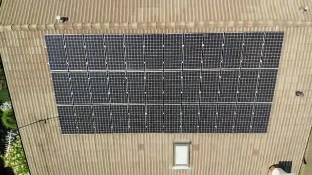 Solární panely na střeše, letecké — Stock video