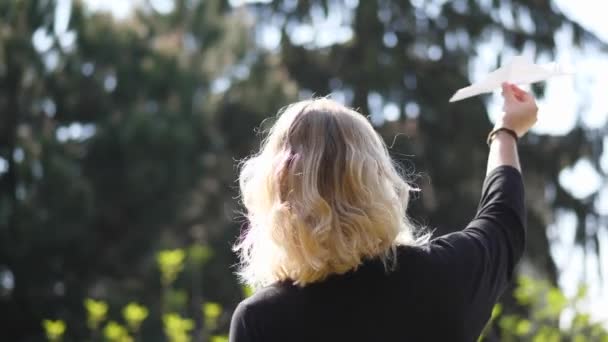 Junge Italienerin spielt zur Zeit des Coronavirus mit einem Papierflugzeug — Stockvideo