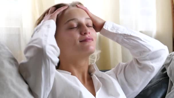 Spokojny włoski kobieta relaks na kanapie, zbliżenie — Wideo stockowe