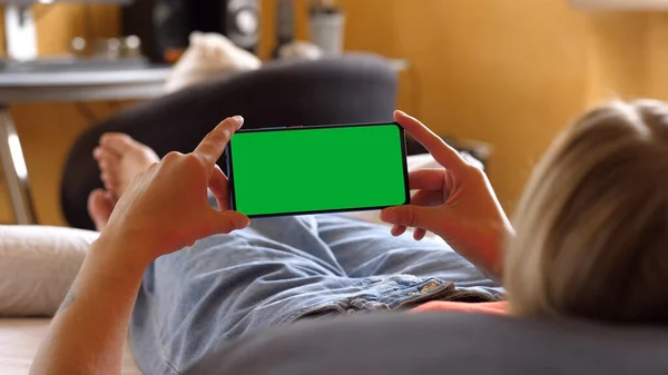 Yatay Yeşil Ekran Telefonu Tutan Kadın, Yatakta Uzanıyor