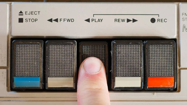Retro Kaset Oynatıcıda Çal düğmesine basılıyor