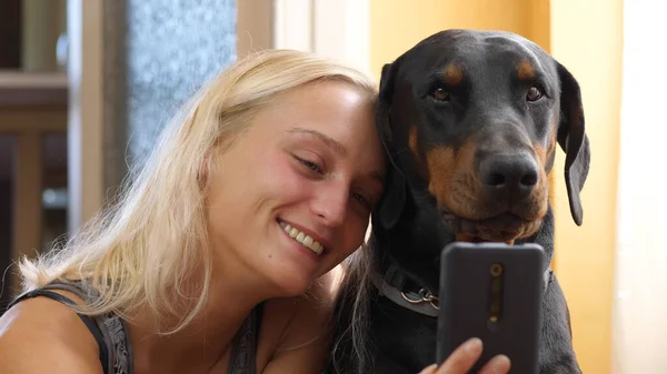 Pretty Woman Köpeğiyle Selfie Çekiyor