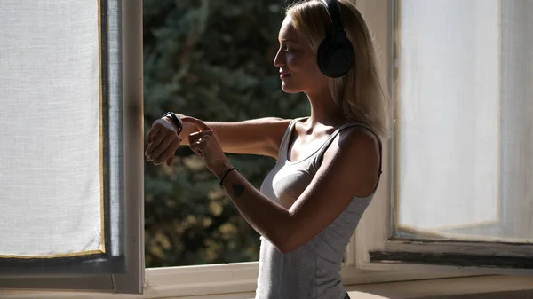 Pretty Woman Bir Smartwatch 'tan Müzik Dinliyor