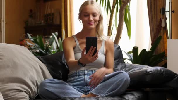 Mujer bonita teniendo una videollamada con amigos — Vídeos de Stock