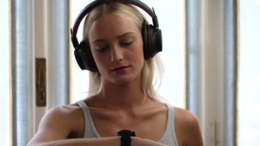 Pretty Woman Bir Smartwatch 'tan Müzik Dinliyor