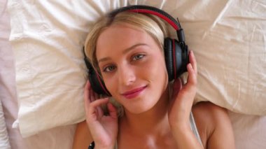 Pretty Woman Yatakta Müzik Dinliyor