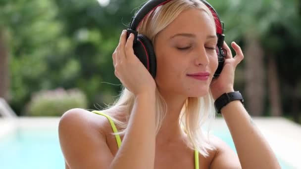 Pretty Woman escuchando música desde un reloj inteligente e invitando a bailar — Vídeo de stock