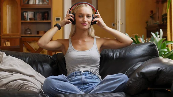 Hübsche Frau hört Musik von einer Smartwatch — Stockfoto