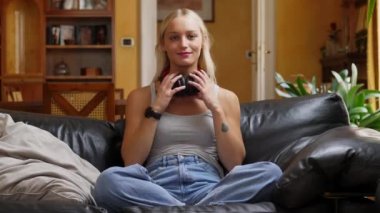 Pretty Woman Bir Smartwatch 'tan Müzik Dinliyor