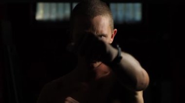 Kameraya Yumruklayan Adam, Yavaş Hareket