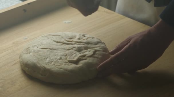 피자 찌꺼기에 소금을 뿌리는 사람, 건강에 좋은 식품을 먹는 사람 — 비디오