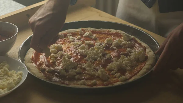 Pizza Hamuru Üzerine Mozzarella Uygulayan Adam, Ev Yapımı Sağlıklı Yemek