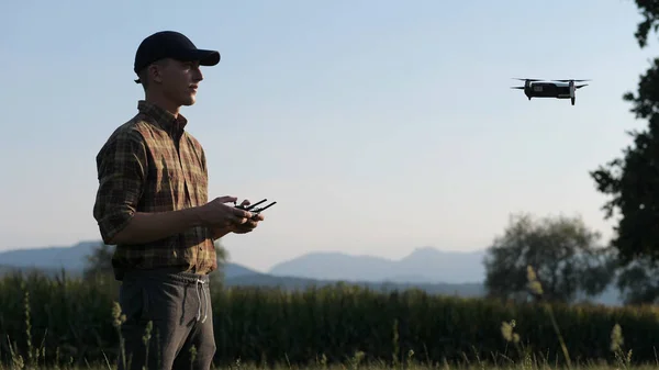 Sunset 'te Drone kullanan genç çiftçi