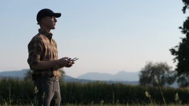 Sunset 'te Drone kullanan genç çiftçi