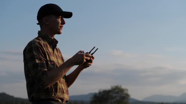 Sunset 'te Drone kullanan genç çiftçi — Stok video