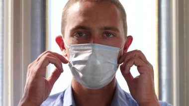 Mutlu İtalyan Adam Cerrahi Maskesini Çıkarıyor