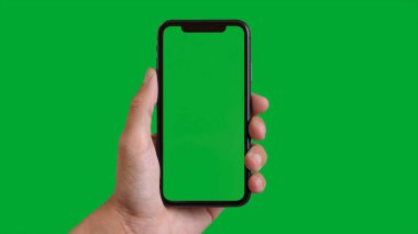 Bir Akıllı Telefon Yeşil Ekran Tutuyor