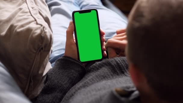 Single Tapping en het vasthouden van een groene scherm Smartphone — Stockvideo