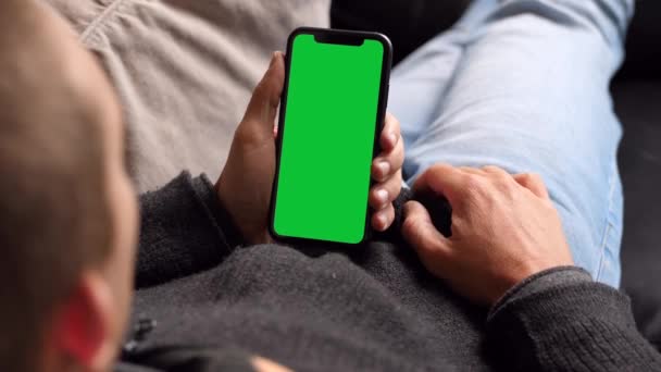 Single Tapping en het vasthouden van een groene scherm Smartphone — Stockvideo