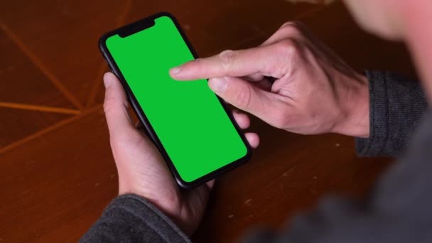 Single Tapping och hålla en grön skärm Smartphone — Stockvideo