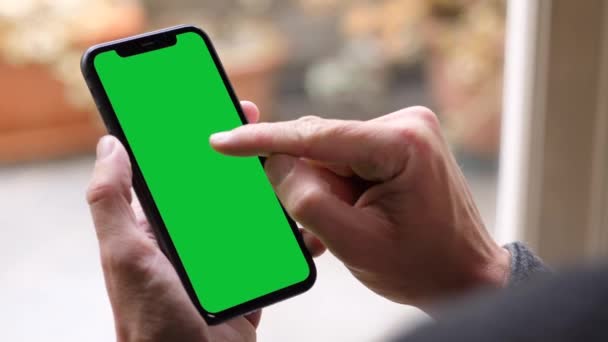 Single Tapping och hålla en grön skärm Smartphone — Stockvideo