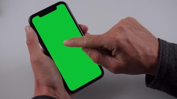 Single Tapping och hålla en grön skärm Smartphone — Stockvideo