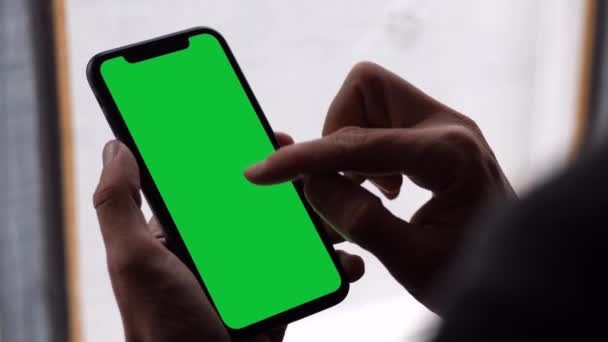 Single Tapping en het vasthouden van een groene scherm Smartphone — Stockvideo