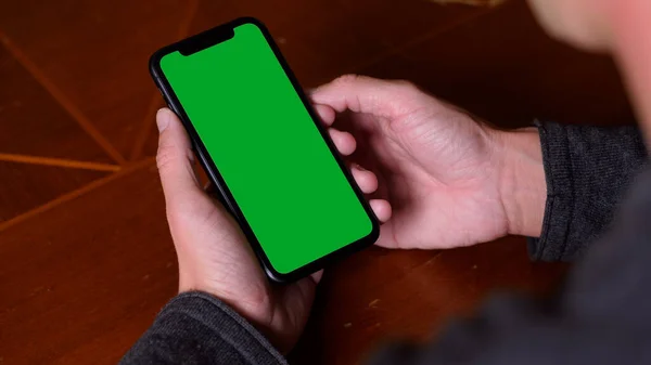 Tek Vuruş ve Yeşil Ekran iPhone Tutma — Stok fotoğraf