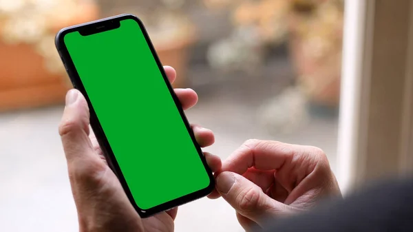 Tek Vuruş ve Yeşil Ekran iPhone Tutma — Stok fotoğraf
