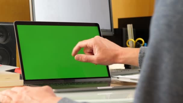 Man Single Tapping een groen scherm laptop — Stockvideo