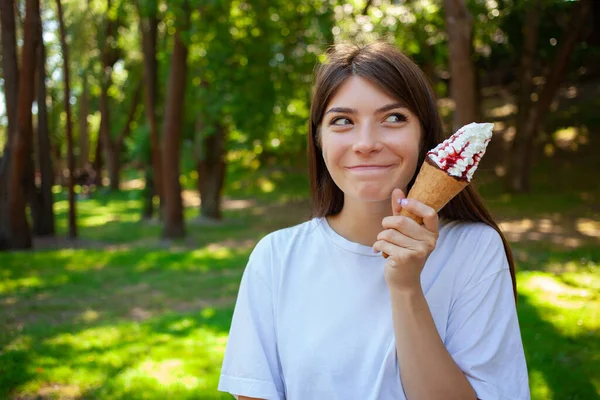 Summer Emberek Gyorskaja Koncepció Fiatal Lány Vezeték Nélküli Fülhallgatóban Finom — Stock Fotó