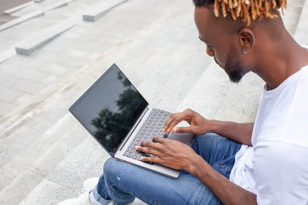 Ανάπτυξη Πληροφορικής Αφρο Αμερικανός Άνθρωπος Που Εργάζονται Φορητό Υπολογιστή Πληκτρολογώντας — Φωτογραφία Αρχείου