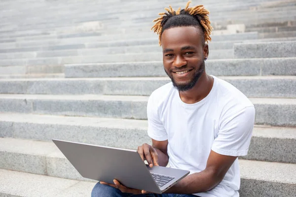 Ελεύθερος Επαγγελματίας Τεχνολογία Και Την Εκπαίδευση Έννοια Νεαρός Χαμογελαστός Αφροαμερικανός — Φωτογραφία Αρχείου