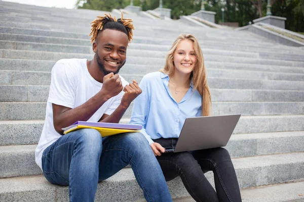 Onderwijs Leren Mensen Concept Kaukasische Vrouw Met Afro Amerikaanse Man — Stockfoto