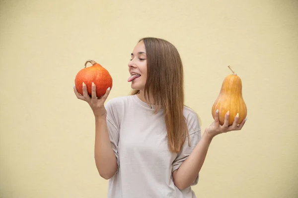 Mulher Europeia Bonita Nova Vestindo Shirt Branca Segurando Nas Mãos — Fotografia de Stock